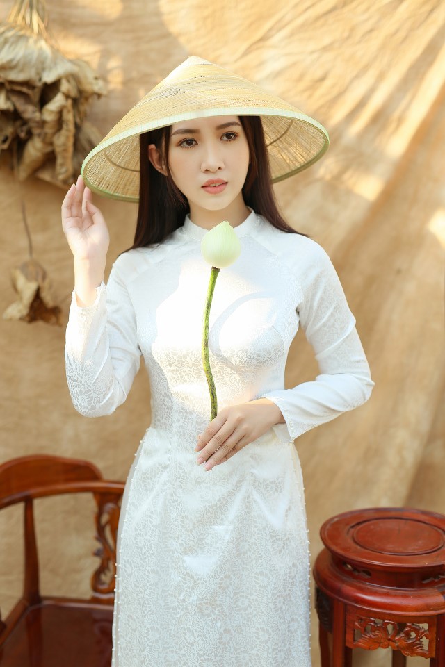 白いアオザイを着ているベトナム人白い